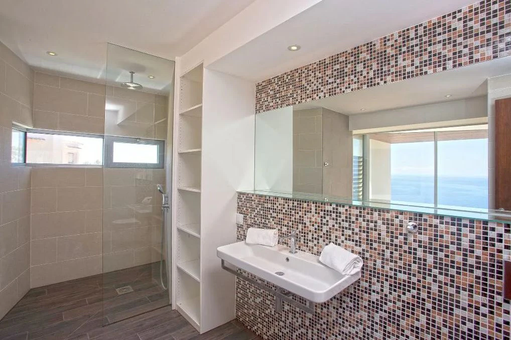 Luxurious modern frontline villa with stunning sea views