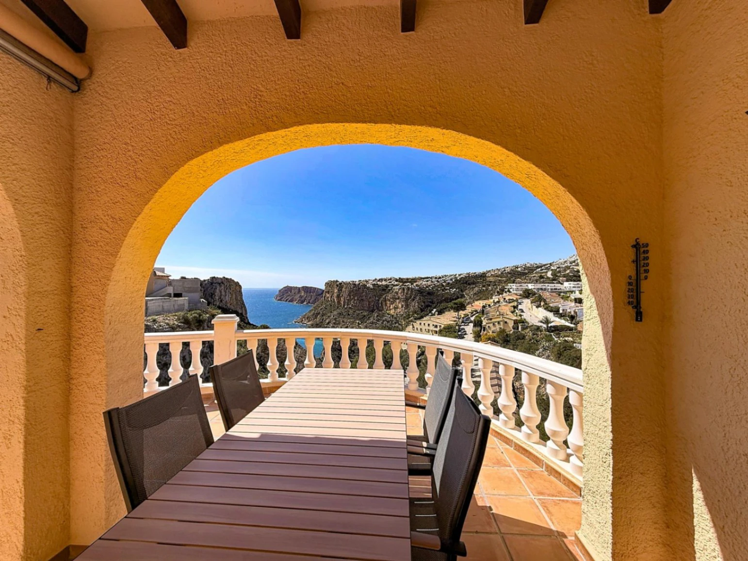 Cumbre del Sol villa with spectacular views of the sea and cliffs.
