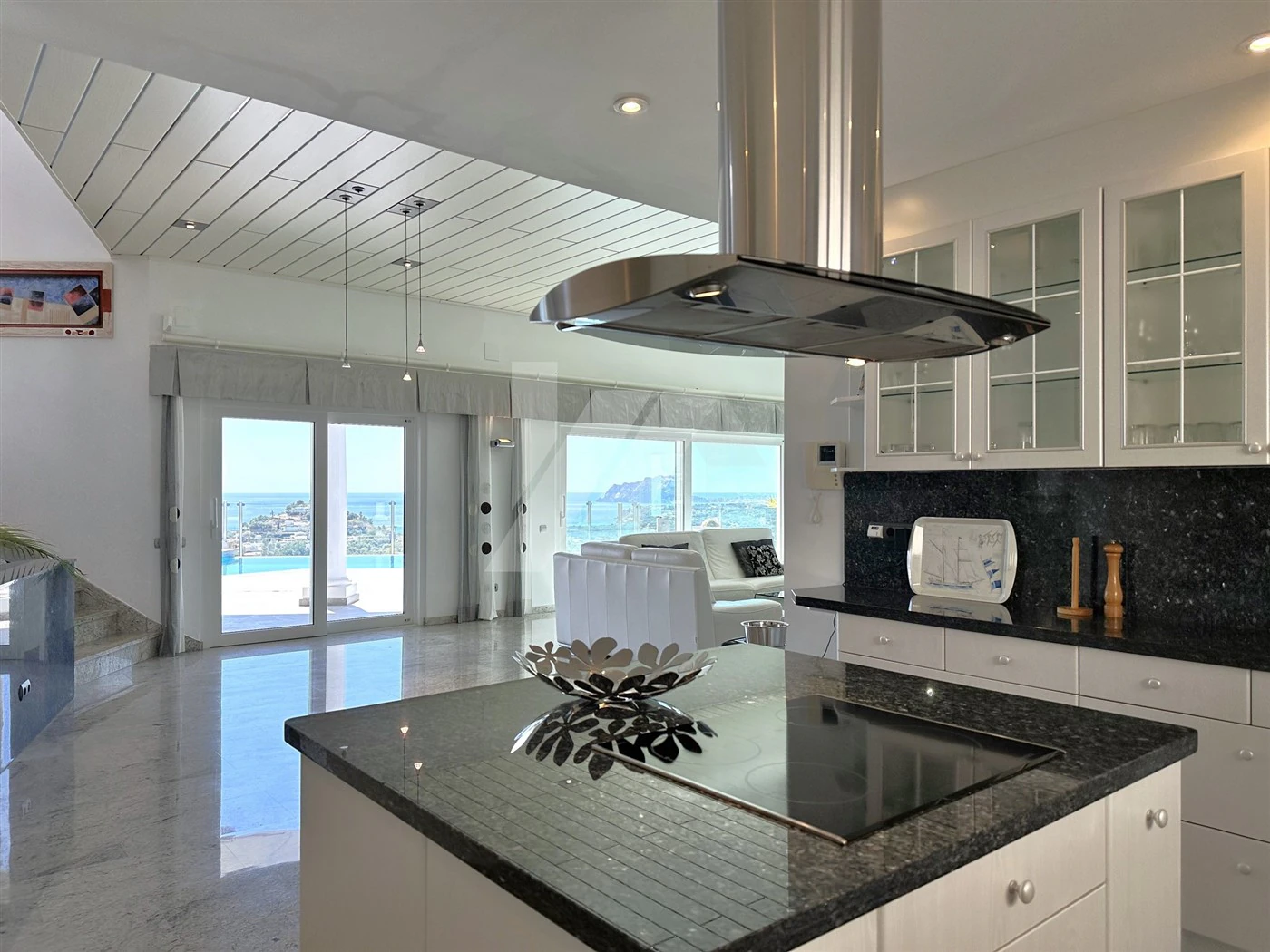 Villa met panoramisch zeezicht te koop in Moraira, Costa Blanca.