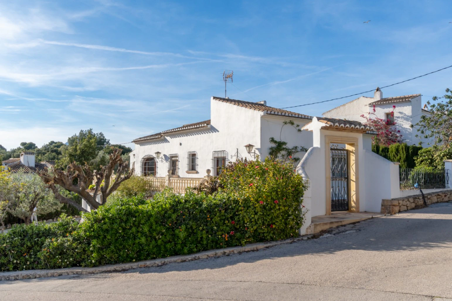 Mediterranean-style villa with stunning views in a quiet area next to Tosalet, Javea.
