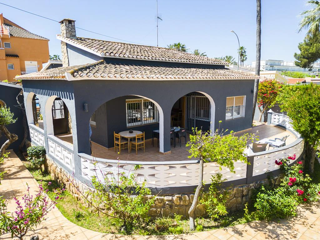 Independent chalet with large plot and private pool in Las Marinas - Dénia