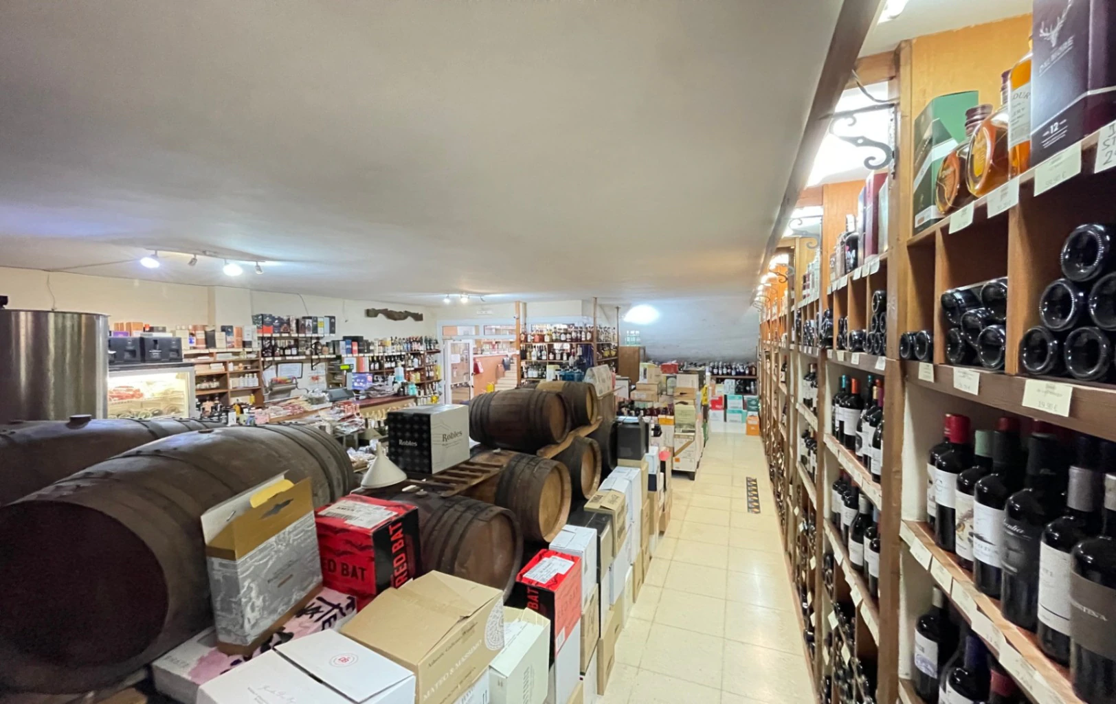 LOCAL COMERCIAL EN MORAIRA CON LICENCIAS DE VENTA DE ALIMENTACION Y BEBIDAS ALCOHÓLICAS