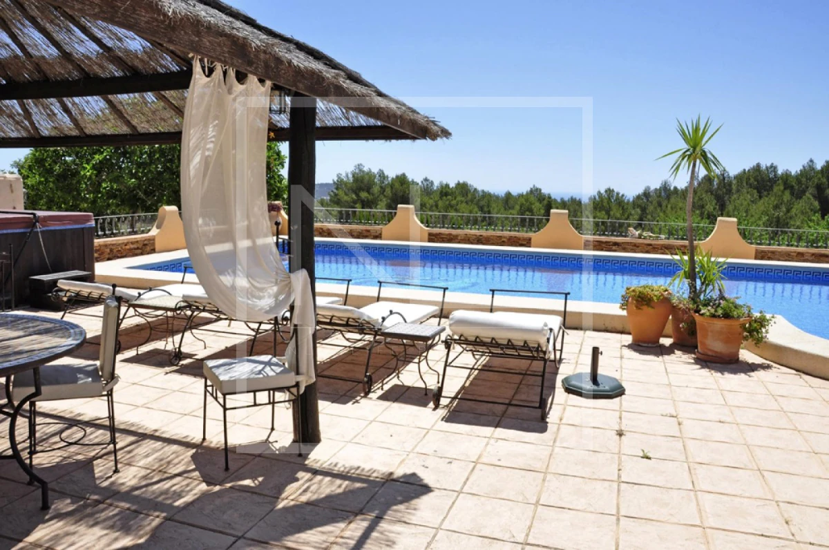Luxe Villa Te Koop in Benissa met 8 Slaapkamers en Zwembad