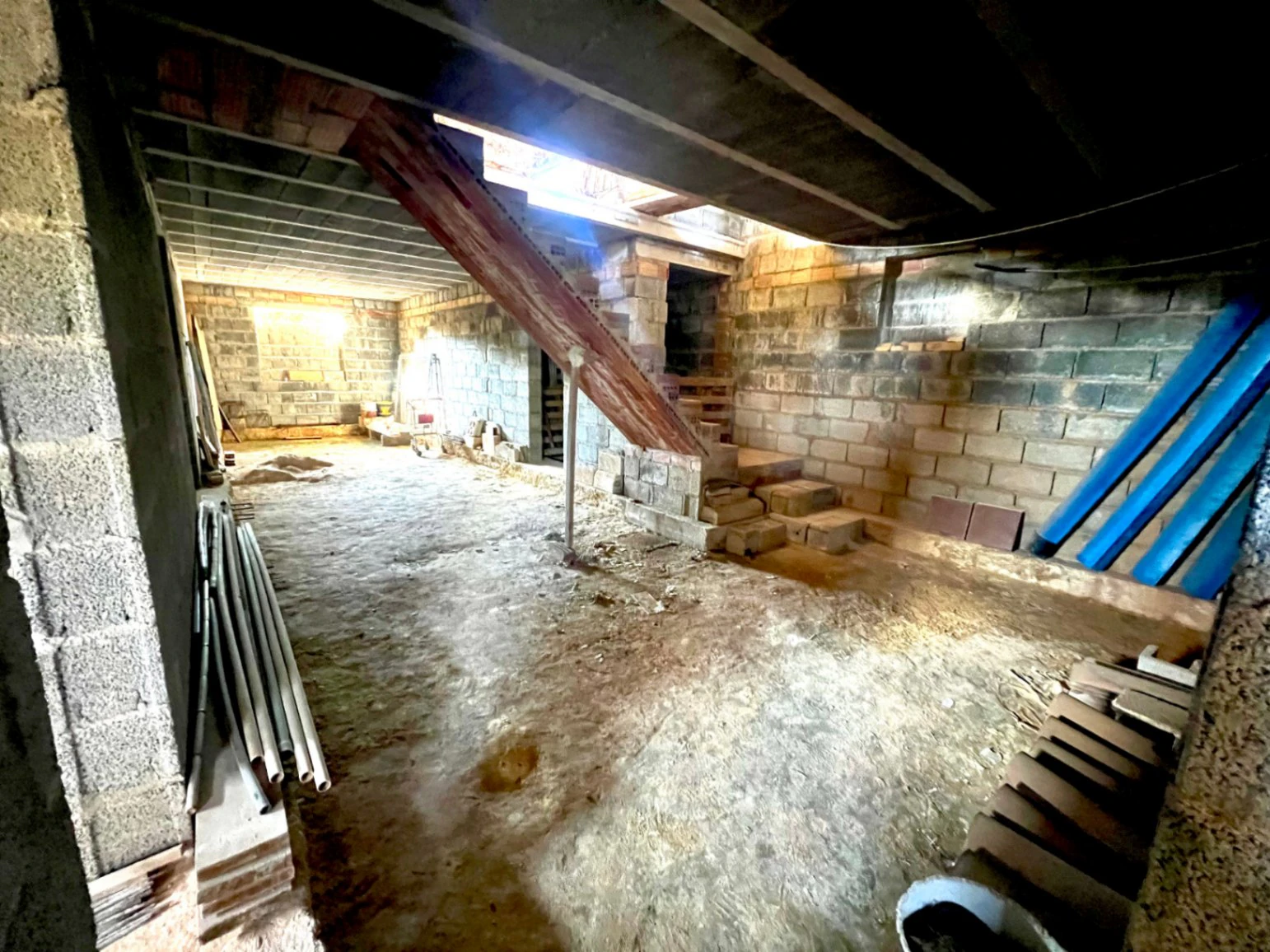 Property with a large plot, with a construction to be completed, in a sought-after area of Jávea.
