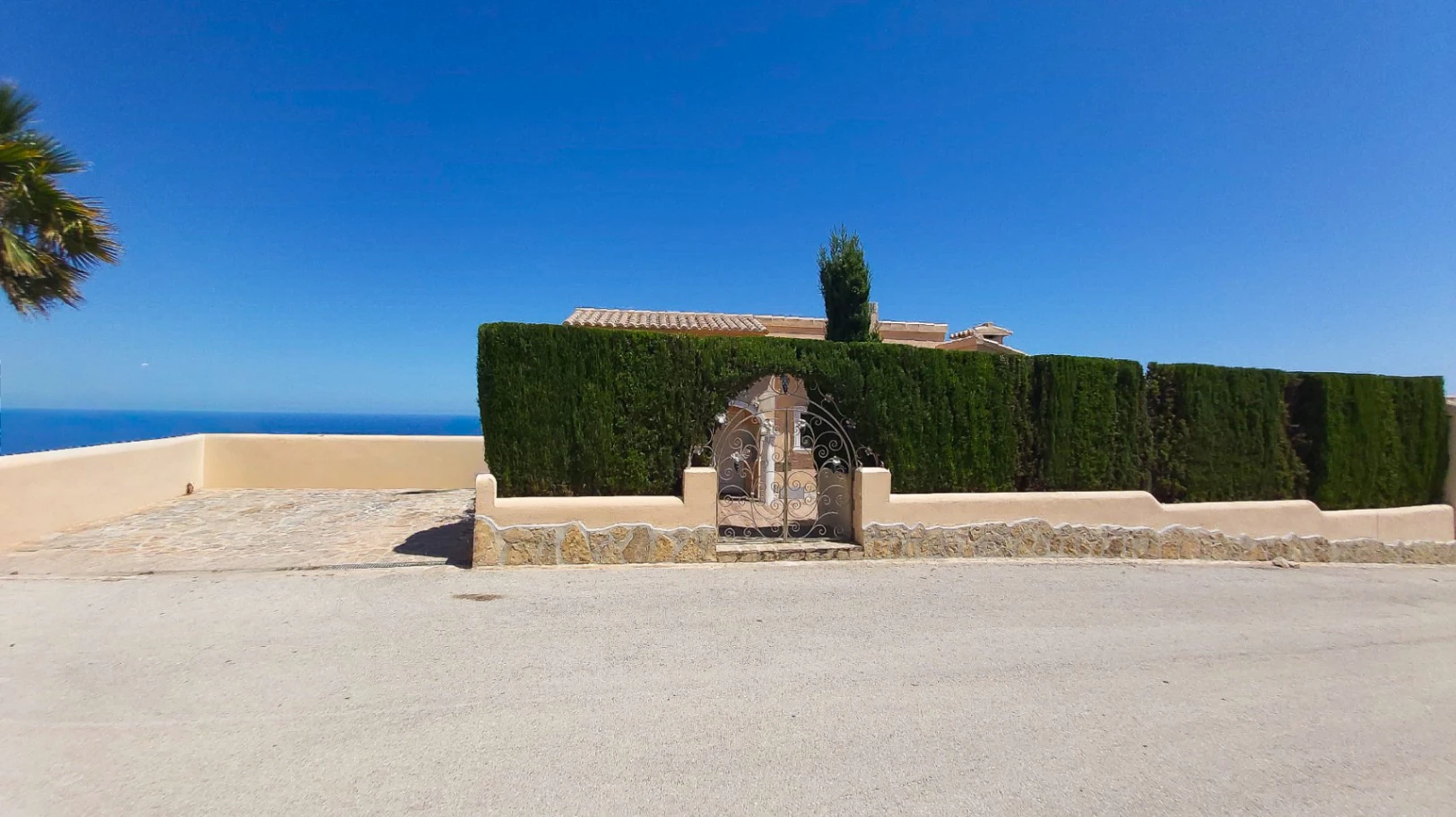 Spacious 4-Bedroom Villa for Sale – 820 m Plot | Costa Blanca