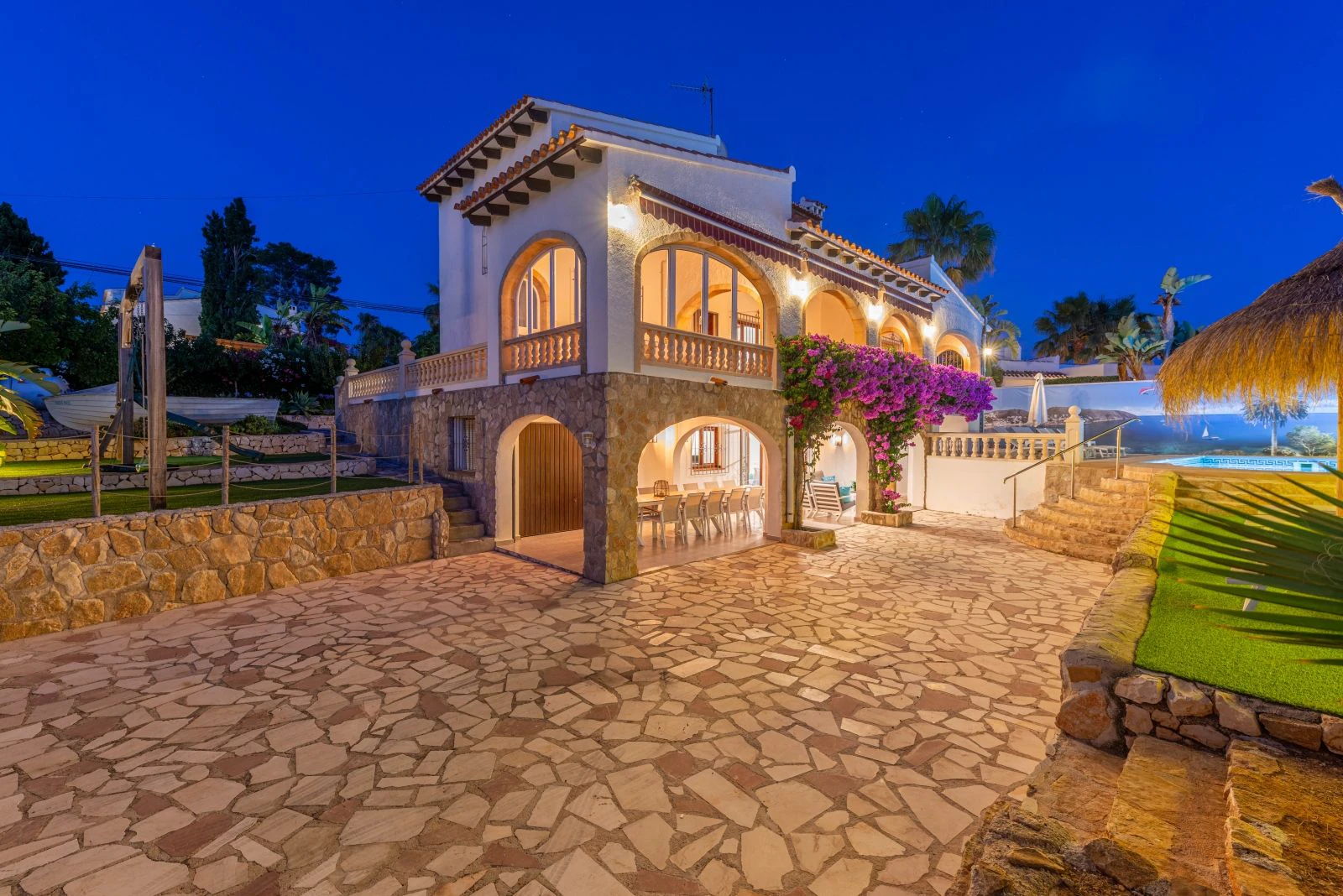 Spacious villa with 7 bedrooms, a step away from the center of Moraira.