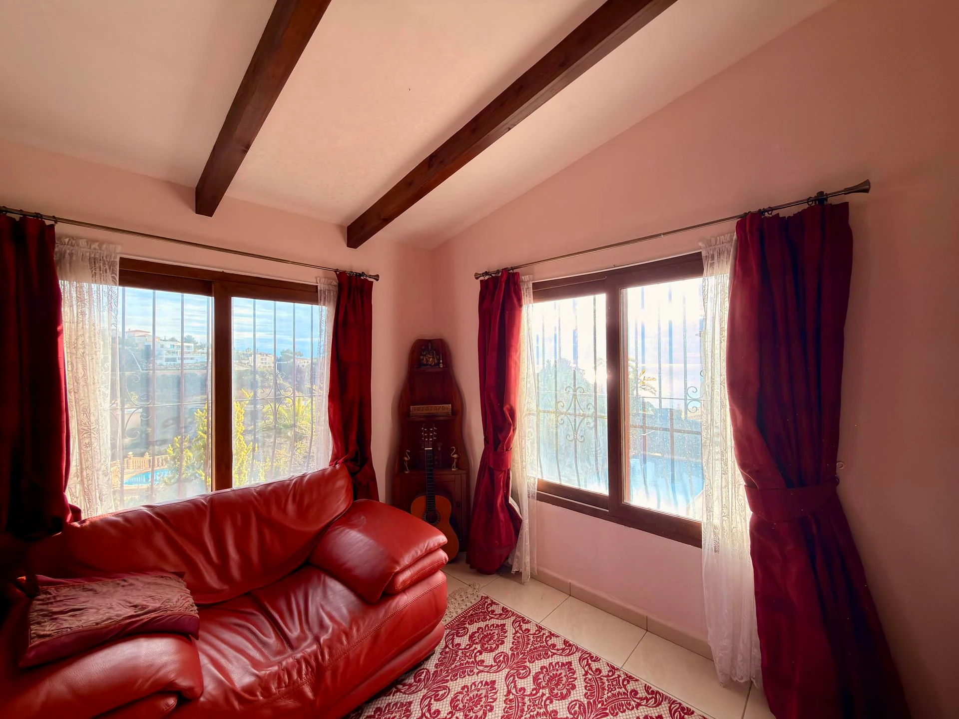 Cumbre del Sol: a Mediterranean-style villa with a swimming pool and sea views