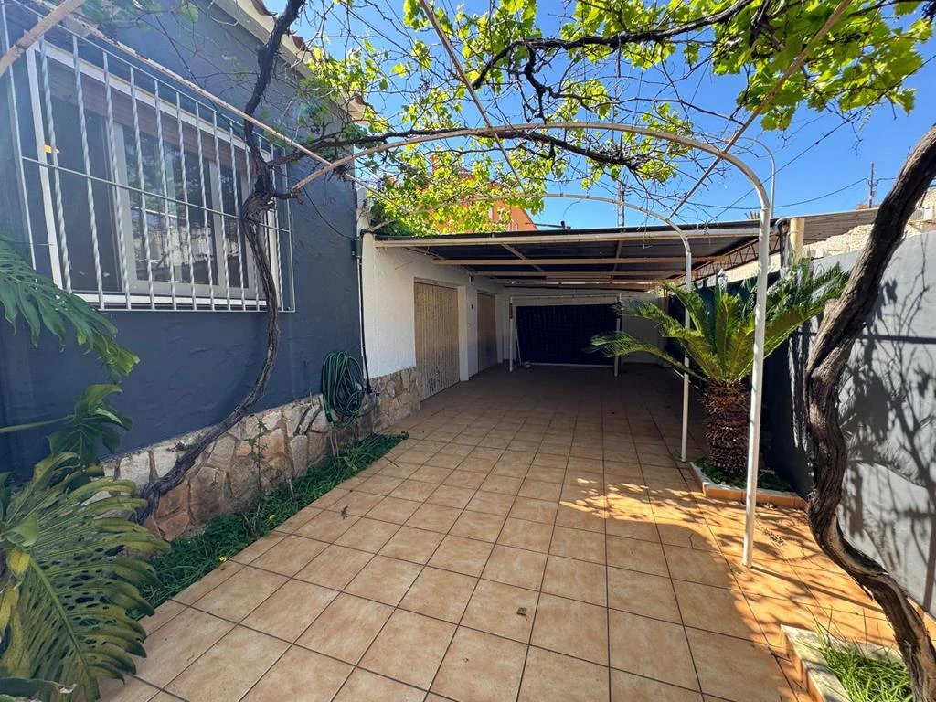 Independent chalet with large plot and private pool in Las Marinas - Dénia