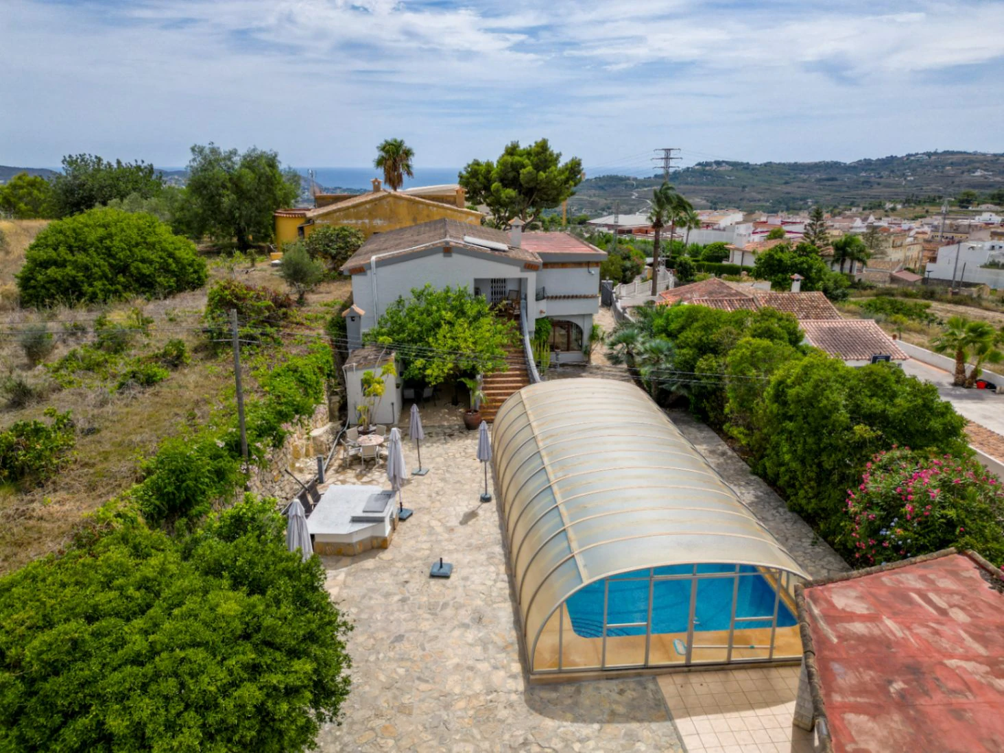Charmante villa méditerranéenne avec vue sur la mer, grande piscine couverte et jardin – Teulada