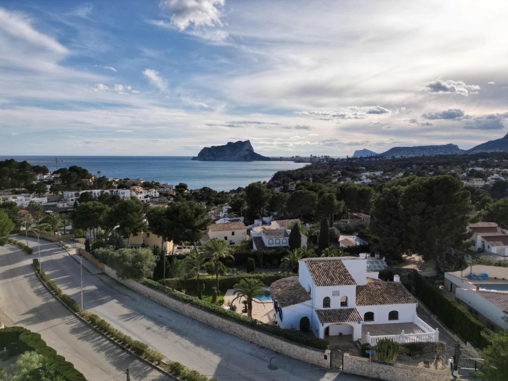 Luxe villa met zeezicht te koop in Moraira