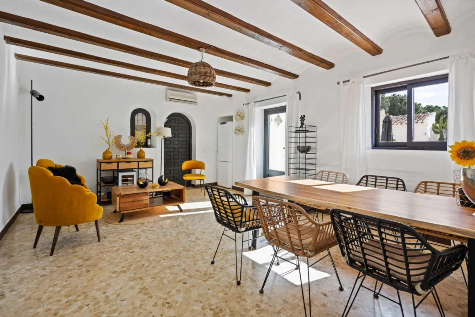 Renovated villa in the Montgo area with a separate guest house.