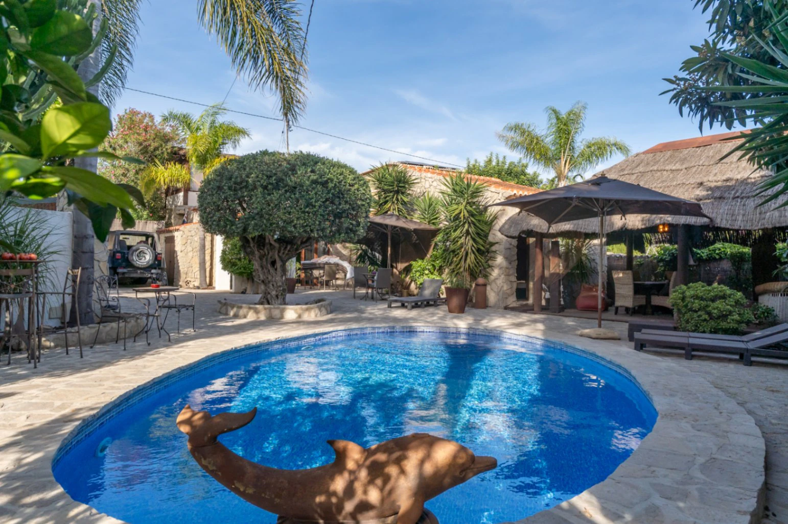 Villa avec appartement d'invités, entièrement rénovée et proche du centre historique de Jávea.