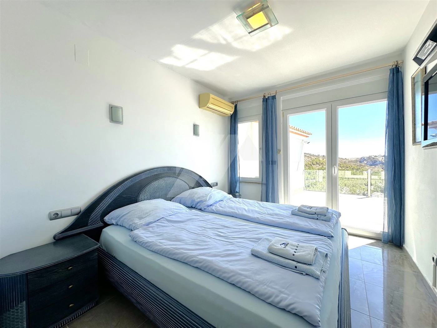 Villa met panoramisch zeezicht te koop in Moraira, Costa Blanca.
