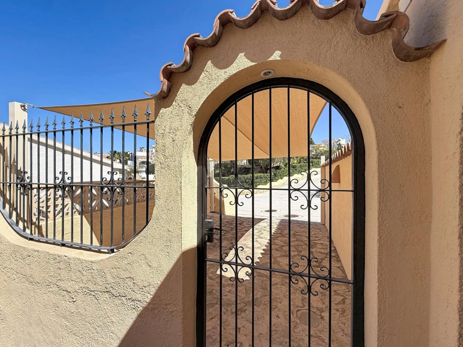 Cumbre del Sol villa with spectacular views of the sea and cliffs.