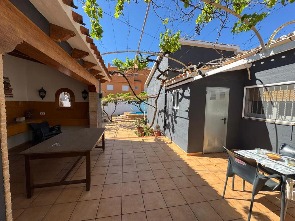 Independent chalet with large plot and private pool in Las Marinas - Dénia