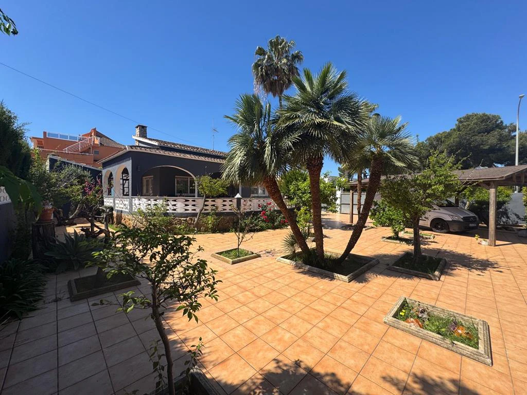 Independent chalet with large plot and private pool in Las Marinas - Dénia