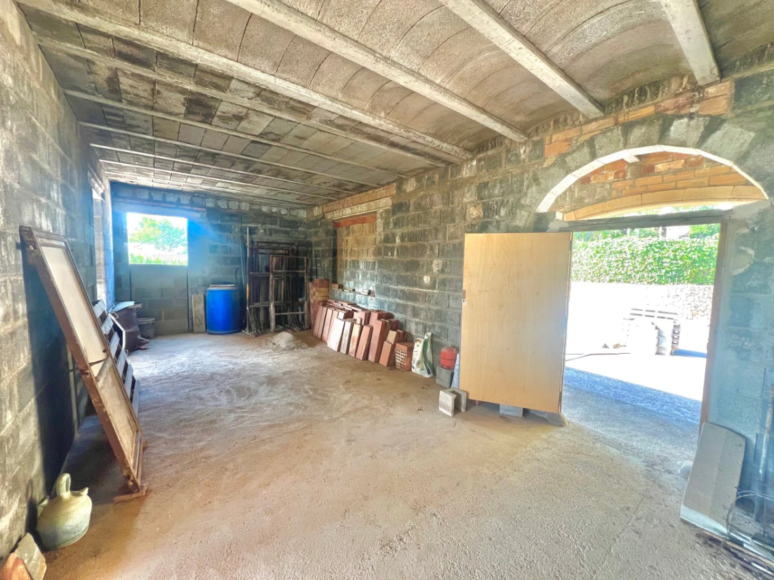 Property with a large plot, with a construction to be completed, in a sought-after area of Jávea.