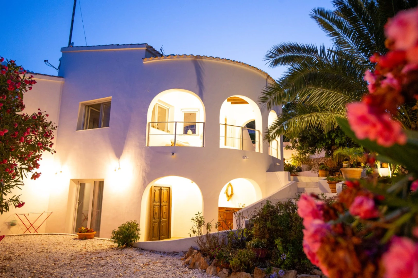 VILLA WITH OPEN VIEWS IN DÉNIA