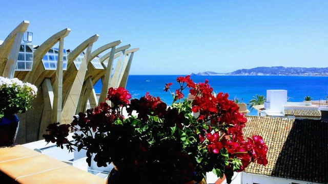 Prachtig herenhuis met uitzicht op zee te koop in de haven van Javea