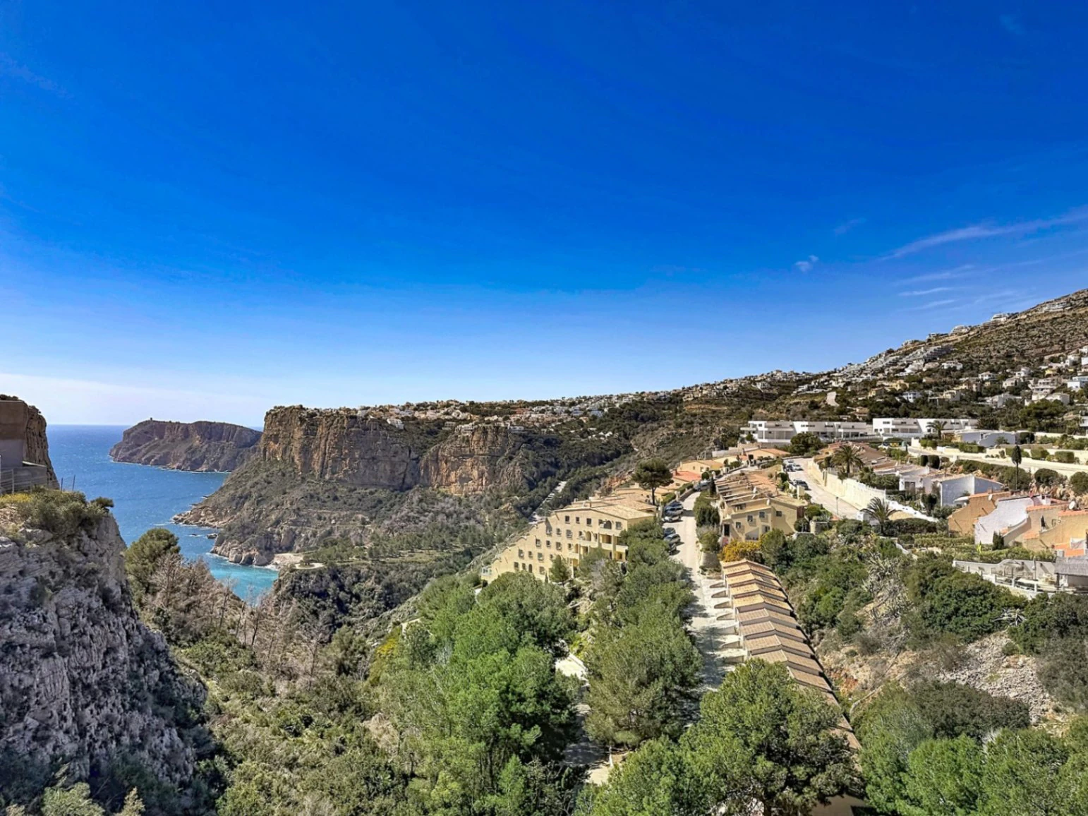 Cumbre del Sol villa with spectacular views of the sea and cliffs.