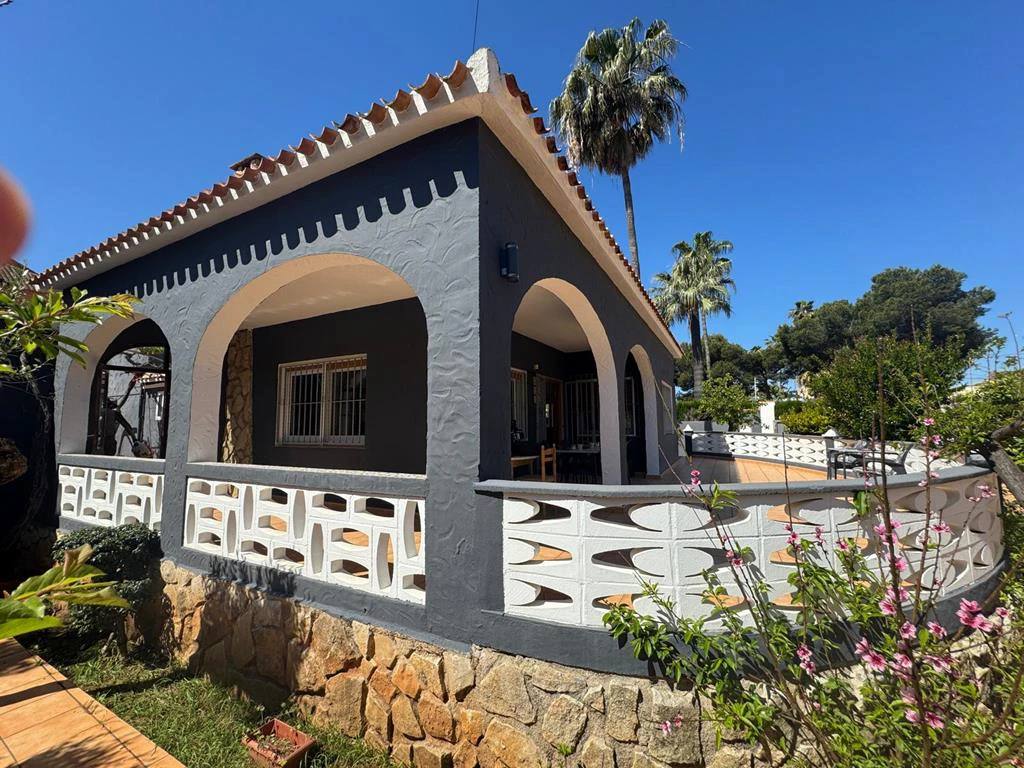 Independent chalet with large plot and private pool in Las Marinas - Dénia