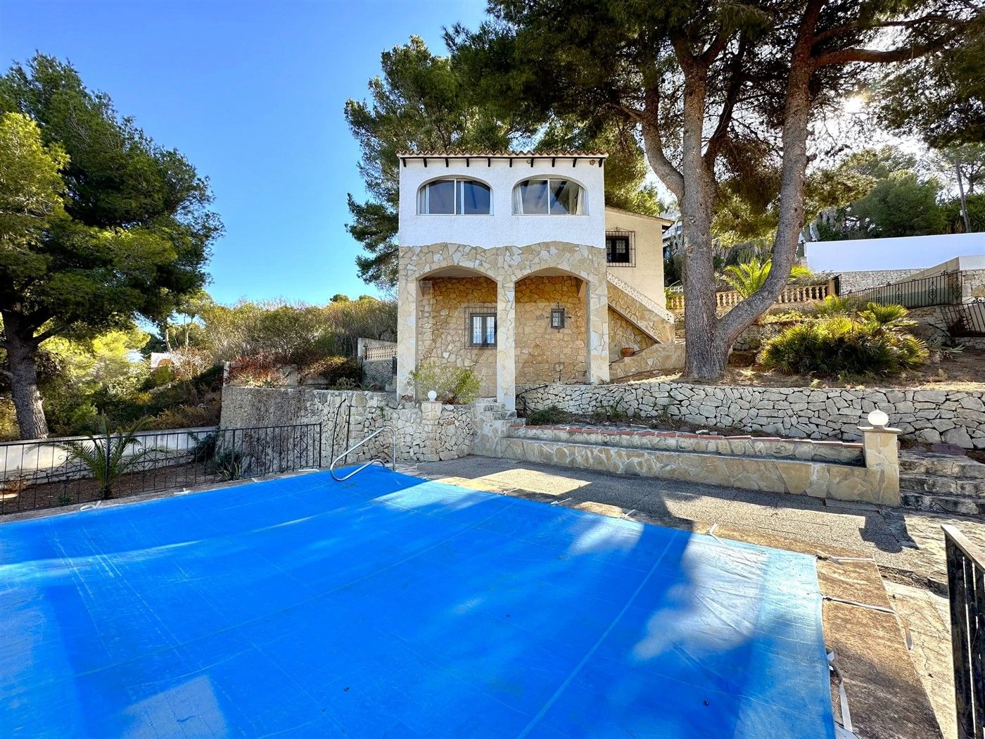 Villa te koop met zeezicht in Paichi, Moraira.