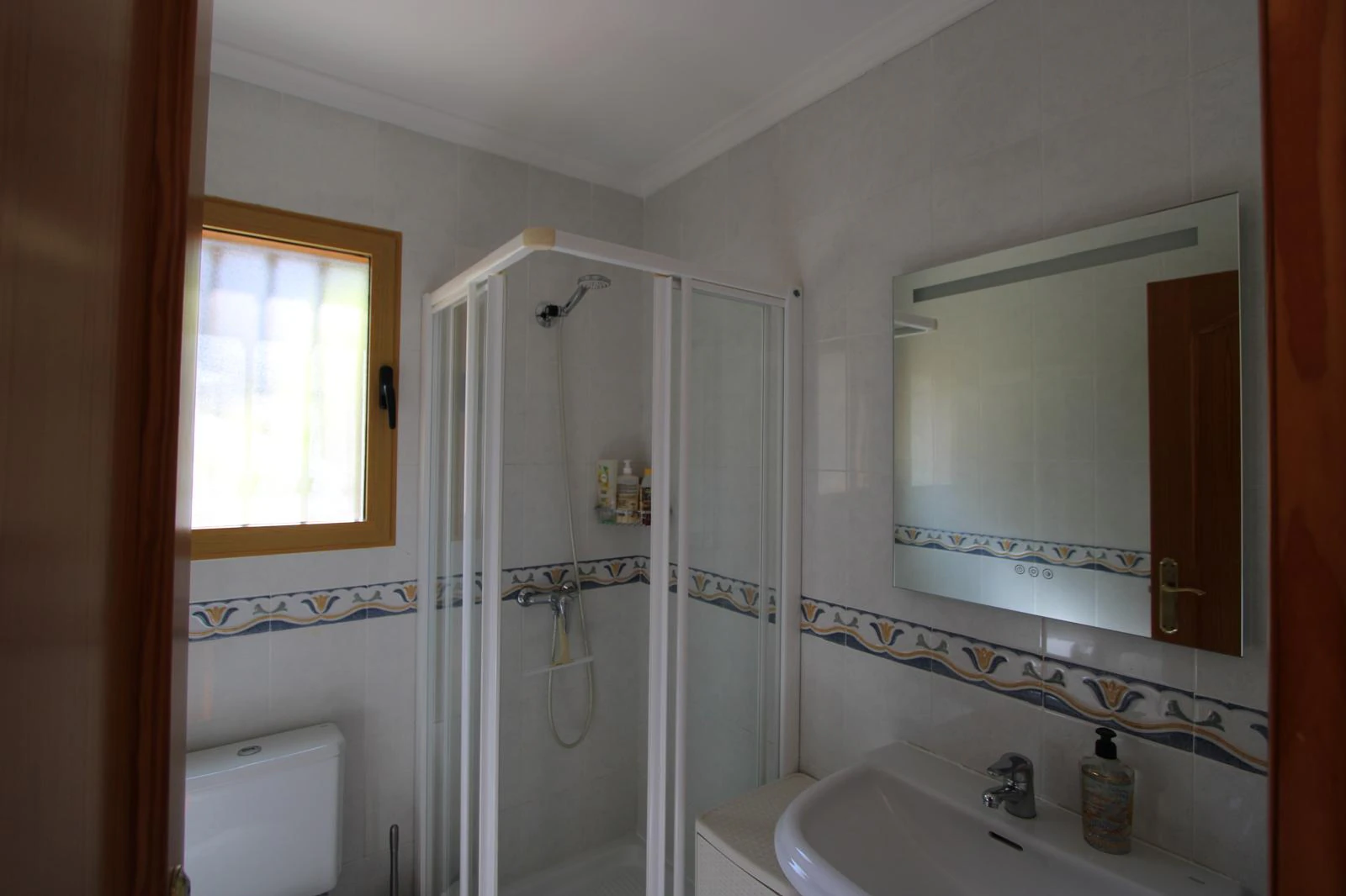 Beeindruckende Villa mit 3 Schlafzimmern zu verkaufen, mit Blick auf das Tal und einer separaten Gästewohnung.