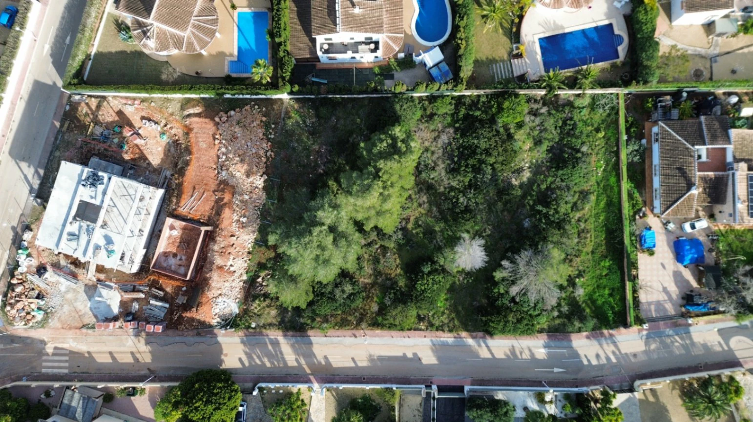 Plot for Sale in La Cala, Jávea – 1078 m² with Build Potential of 323 m² and Private Pool