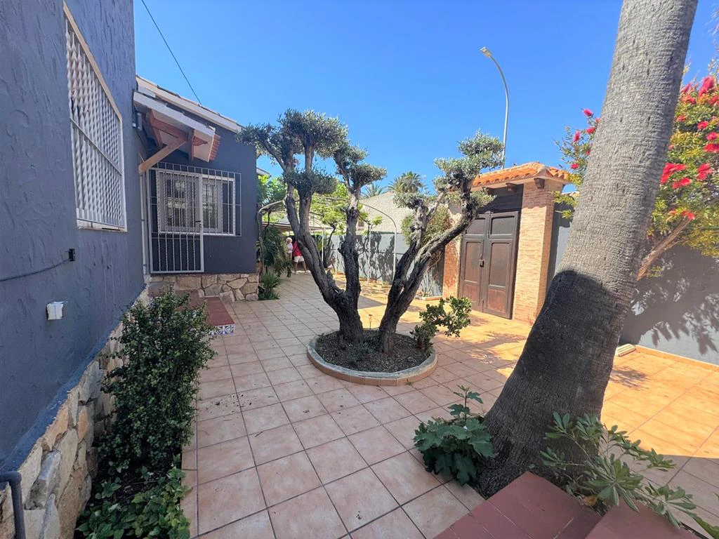 Independent chalet with large plot and private pool in Las Marinas - Dénia
