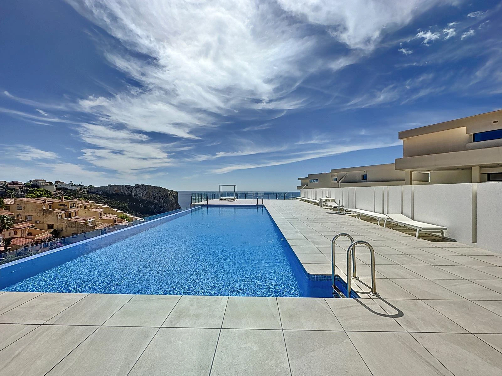 Cumbre del Sol moderne luxe appartement metSpectaculaire panoramisch uitzicht op de zee en de kliffen