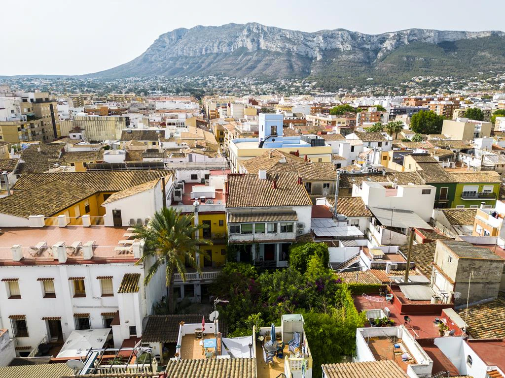 Two-storey town house with extensive interior patio, Dénia