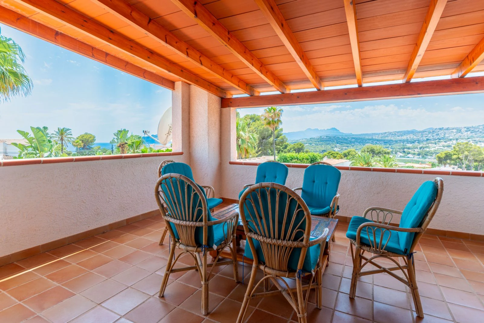 Spacious villa with 7 bedrooms, a step away from the center of Moraira.