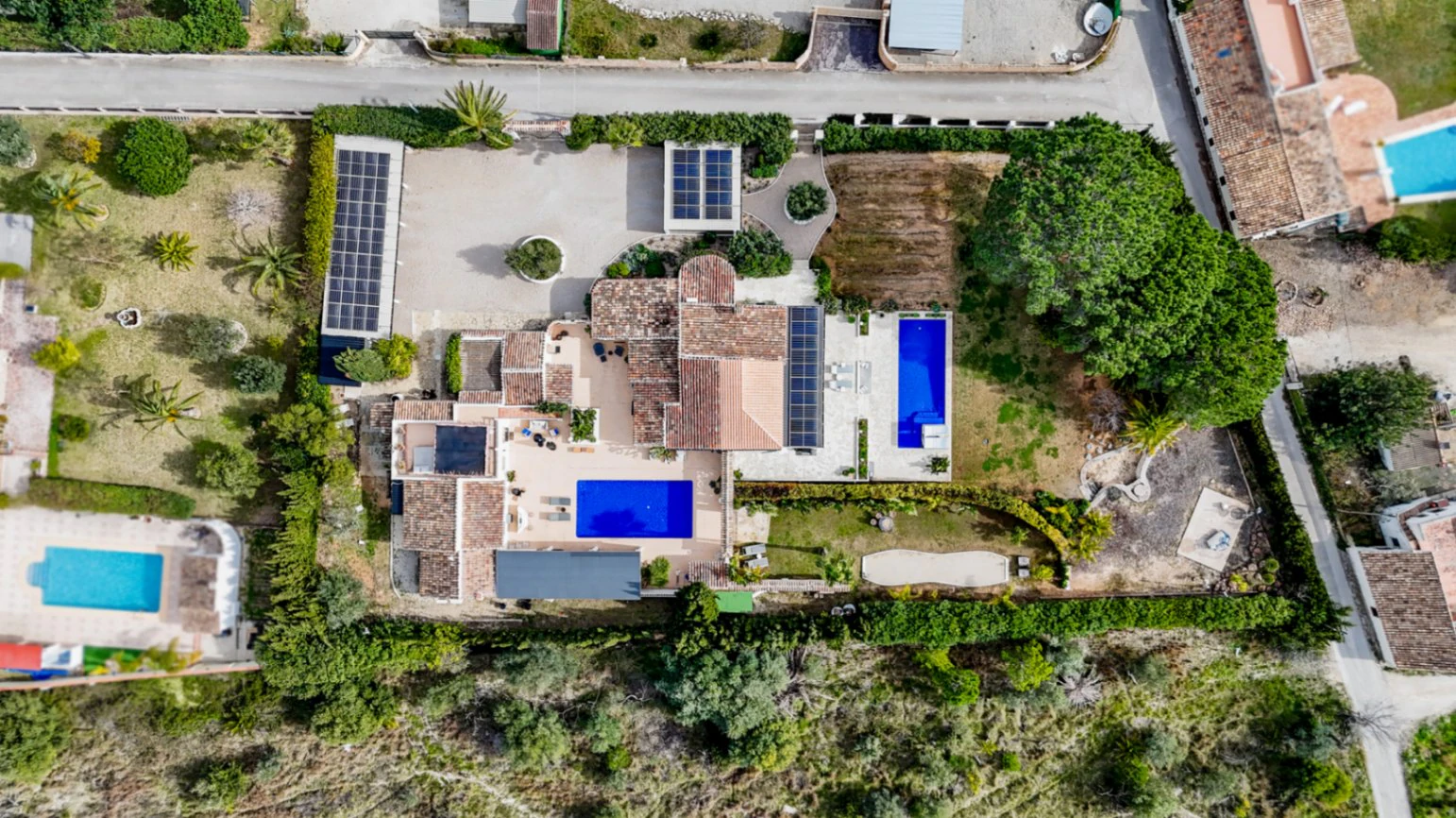 Renovated villa in the Montgo area with a separate guest house.