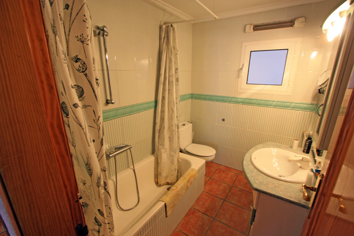 TOWNHOUSE - BUNGALOW WITH OWN PLOT 350 M FROM THE BEACH IN DÉNIA