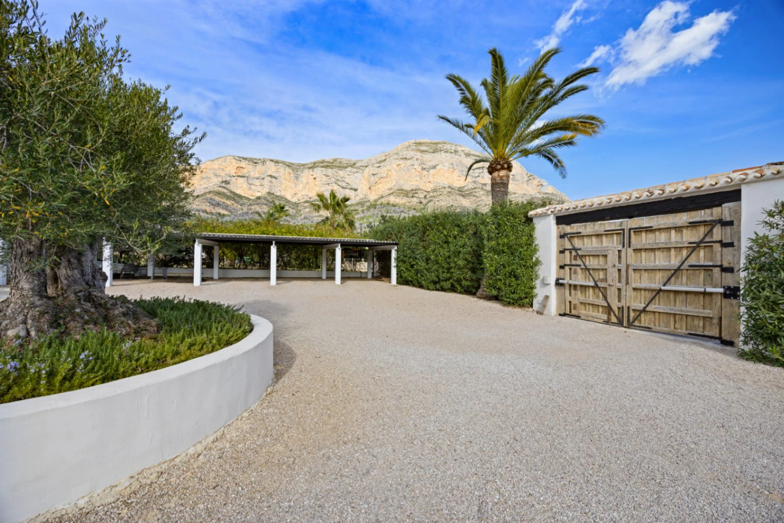 Renovated villa in the Montgo area with a separate guest house.