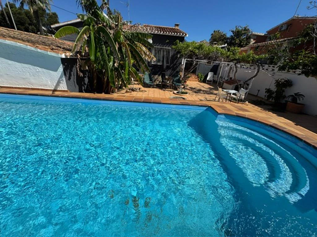 Independent chalet with large plot and private pool in Las Marinas - Dénia