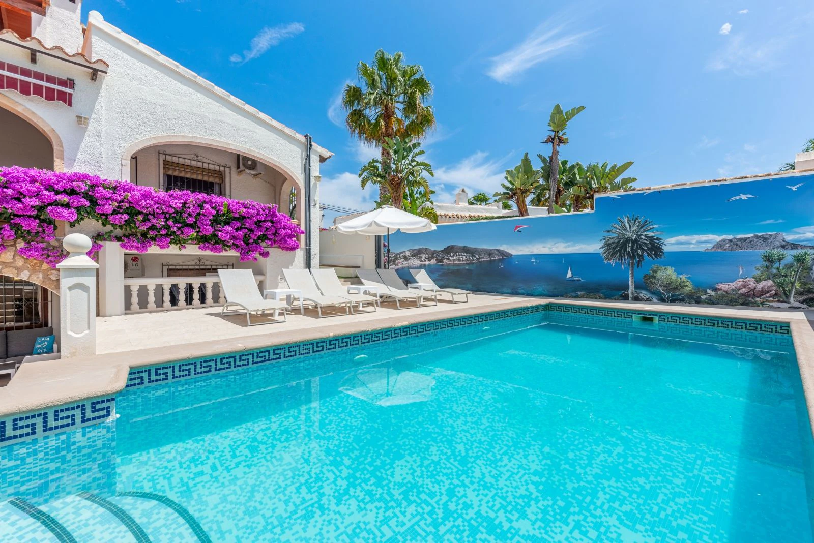 Spacious villa with 7 bedrooms, a step away from the center of Moraira.