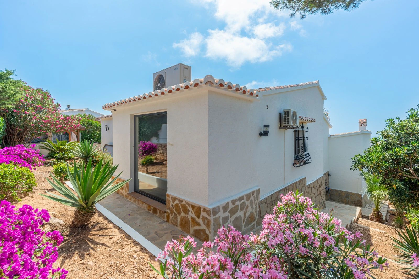 Traditional villa with sea views and a lot of privacy for sale in Jávea.