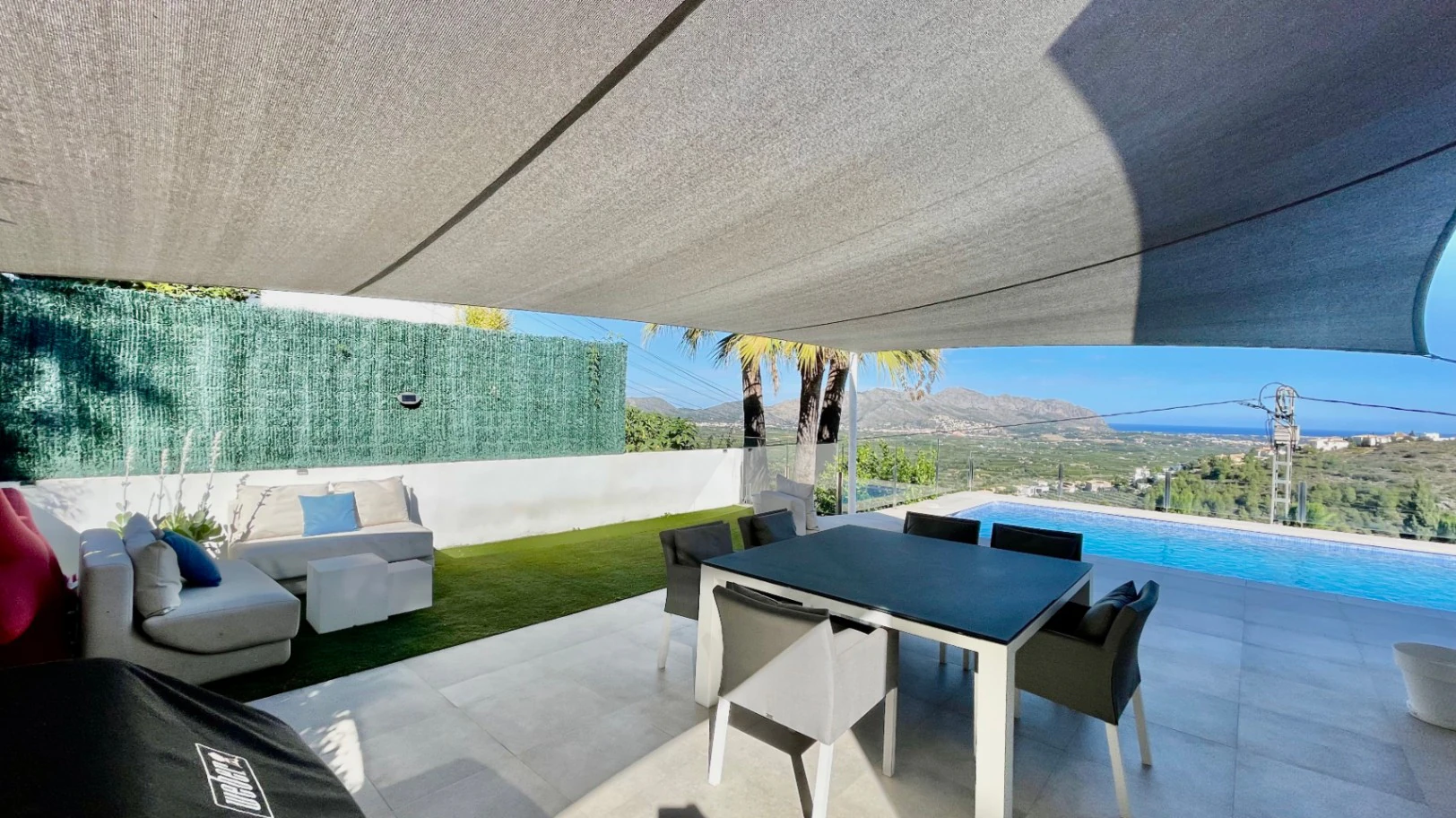 Villa zu verkaufen in Orba: Minimalistischer Luxus mit fantastischer Aussicht