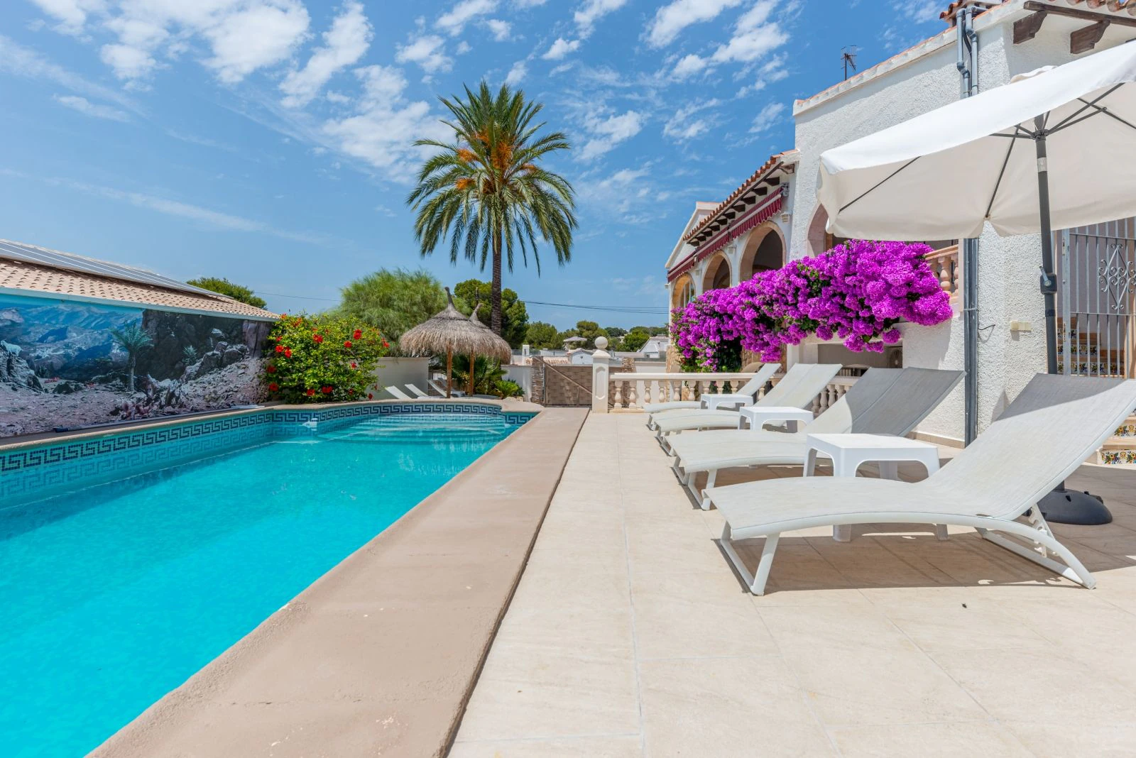 Spacious villa with 7 bedrooms, a step away from the center of Moraira.