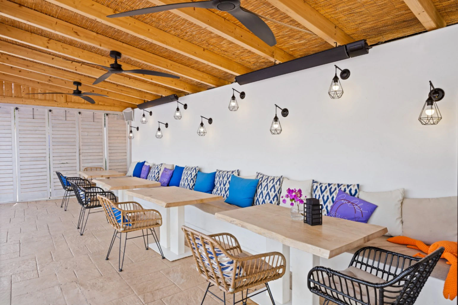 Renovated villa in the Montgo area with a separate guest house.