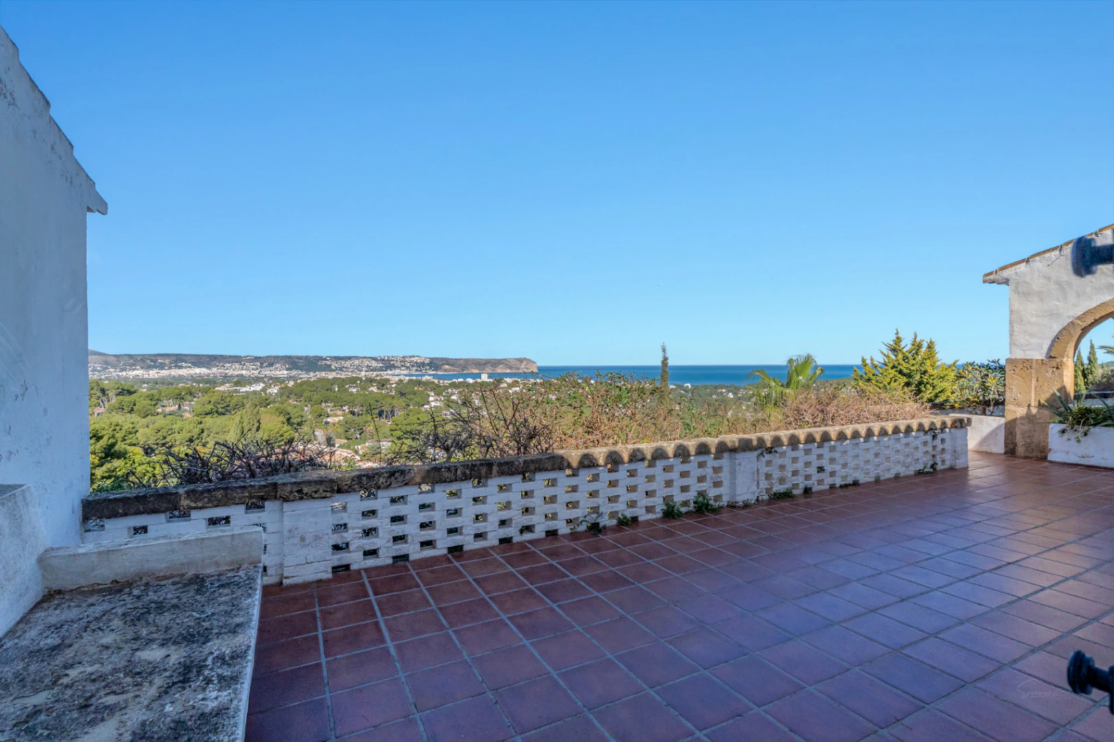 Stunning villa with amazing sea views in the El Tosalet urbanization.