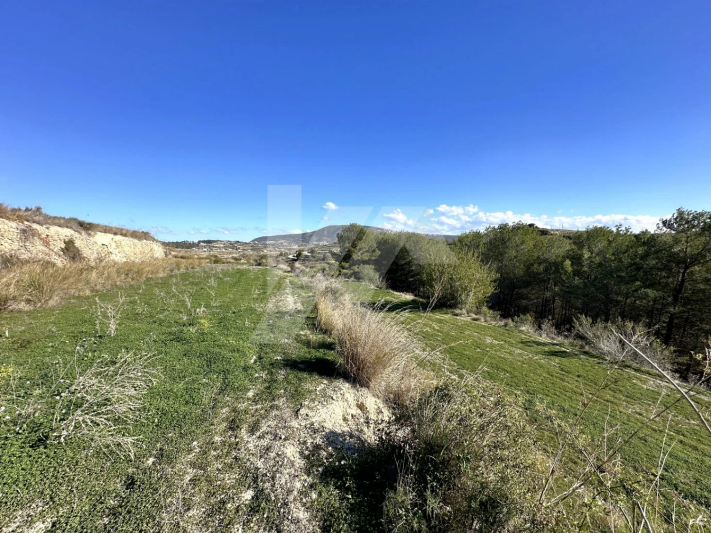 Rustic plot for sale in Teulada-Moraira, peaceful surroundings and close to the coast.