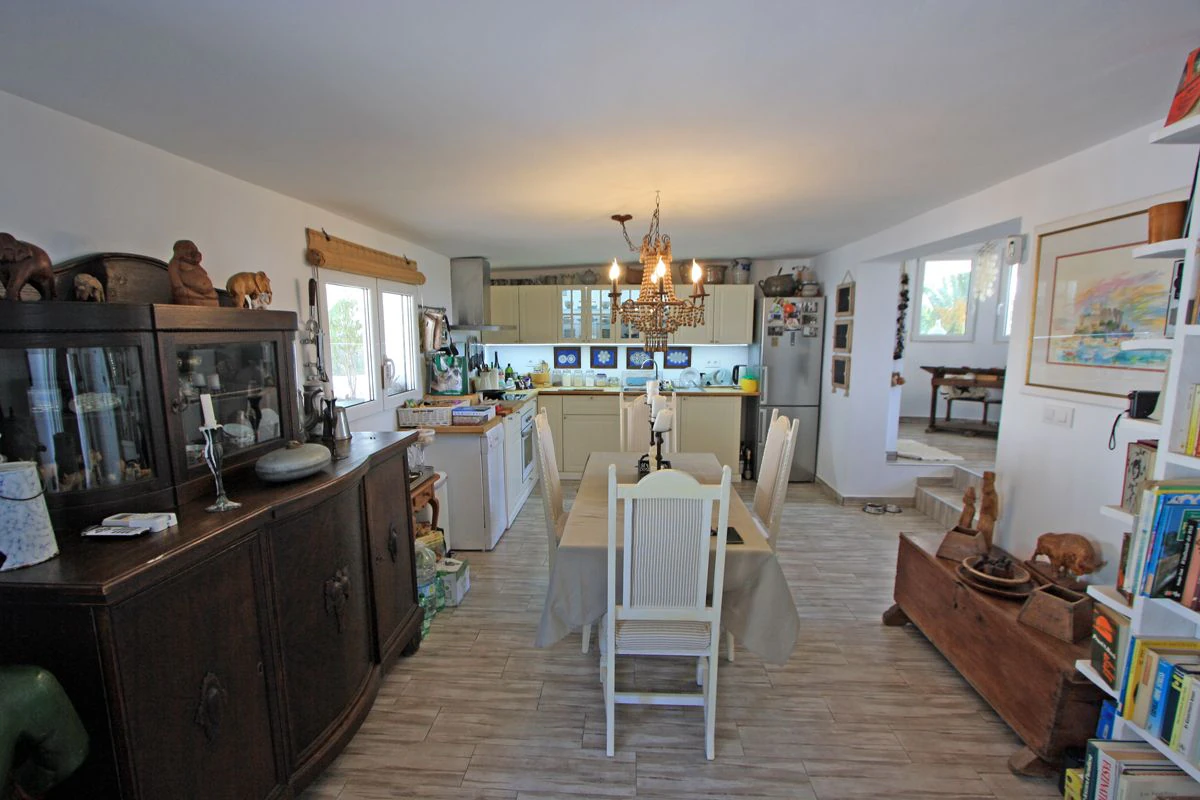 VILLA WITH OPEN VIEWS IN DÉNIA