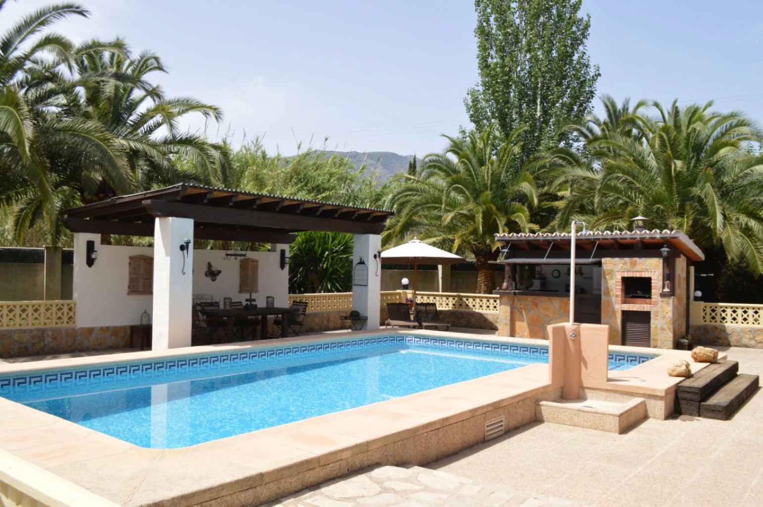 Villa for sale in Alcalali: Private, large south-facing plot, walking distance