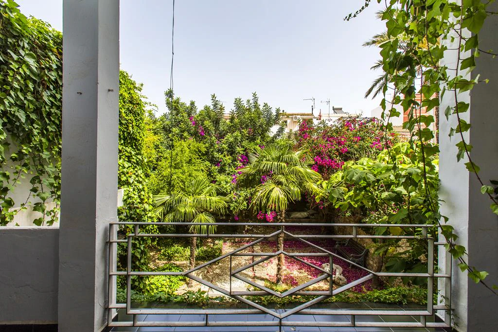 Two-storey town house with extensive interior patio, Dénia