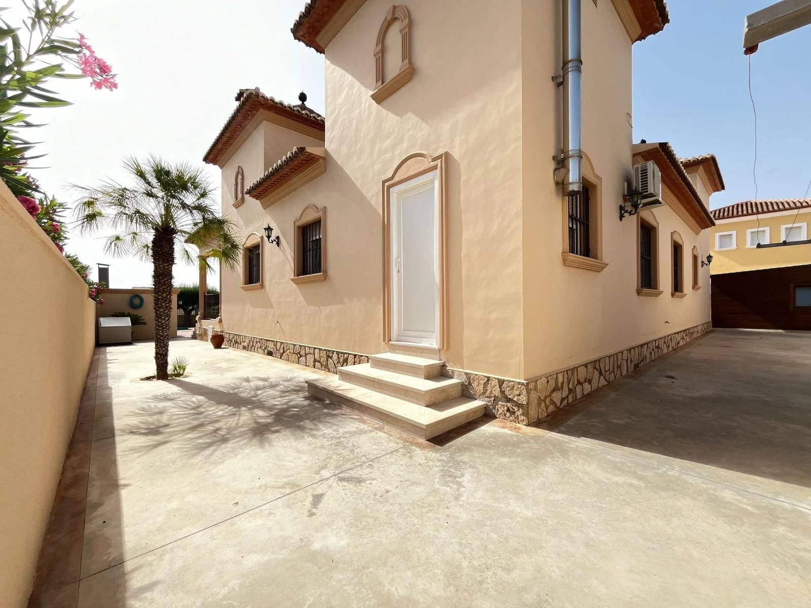 Villa moderne avec jardin privé et garage à Beniarbeig