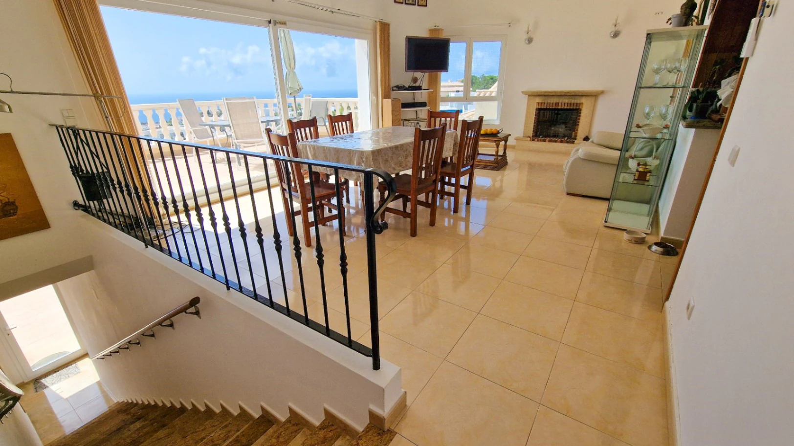 Spacious 4-Bedroom Villa for Sale – 820 m Plot | Costa Blanca