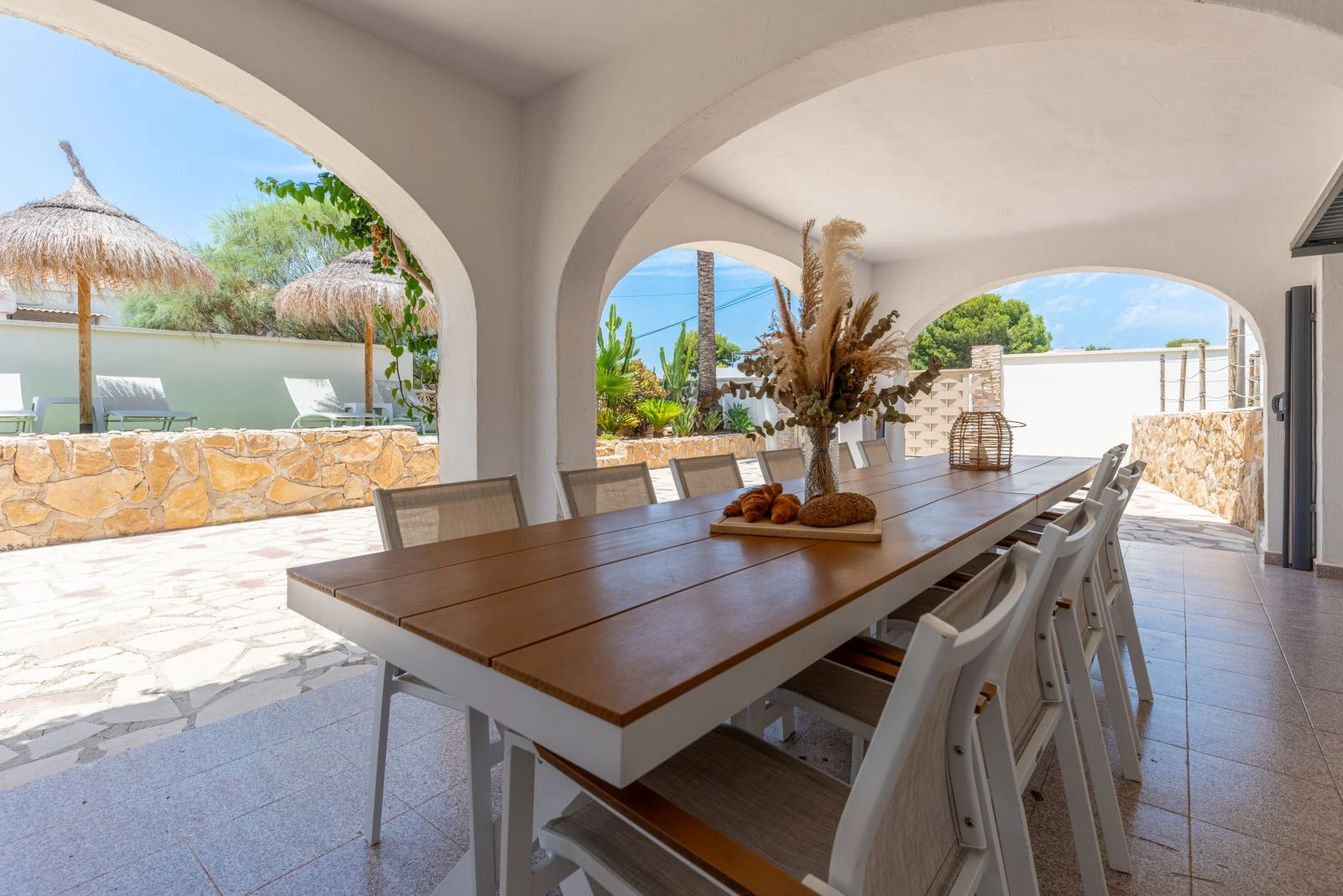Spacious villa with 7 bedrooms, a step away from the center of Moraira.