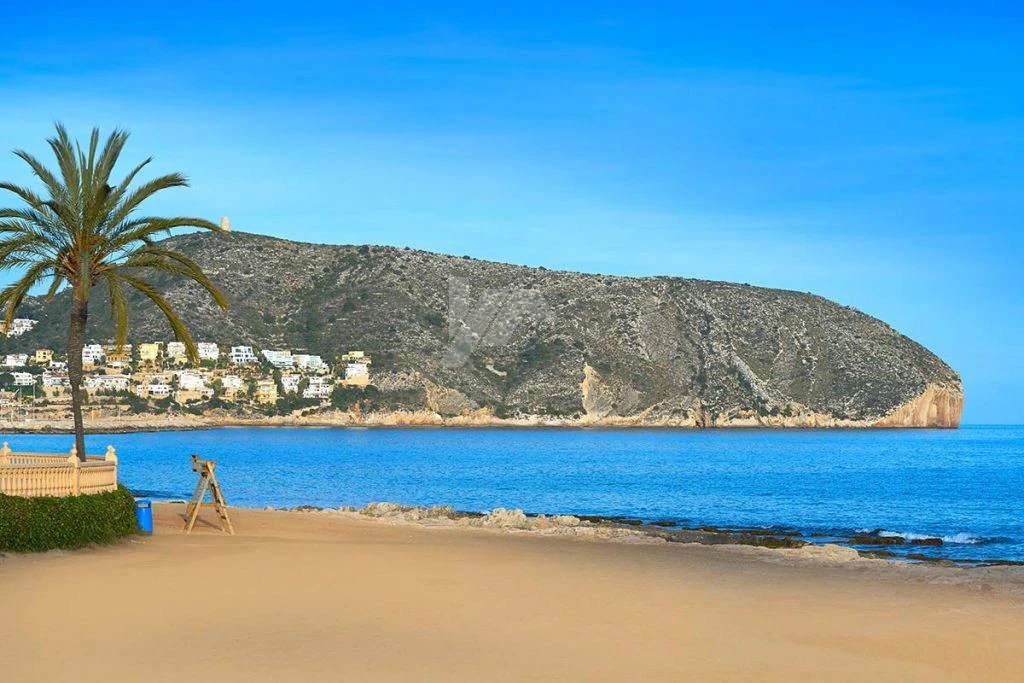 Plot for sale in Moraira, open views.